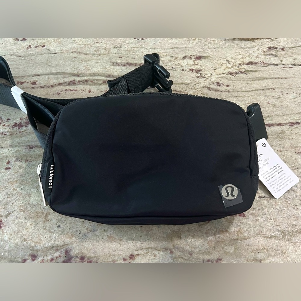 Lululemon nwt 🖤 AUTHENTIC Black Extended Strap Everywhere Belt Bag
